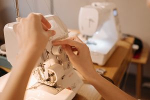 Costureira cobra quanto por ajustes? Veja valores e fatores que influenciam o orçamento
