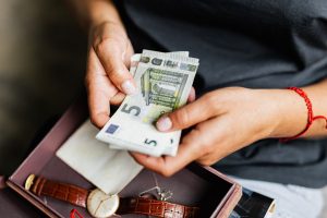 Vale pagar mais por roupas duráveis? Descubra quando o investimento compensa